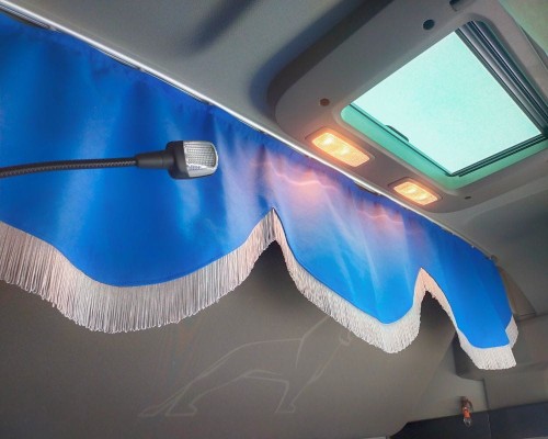 Falbana-zasłona-pomiędzy-fotele-a-łóżko-tir-1