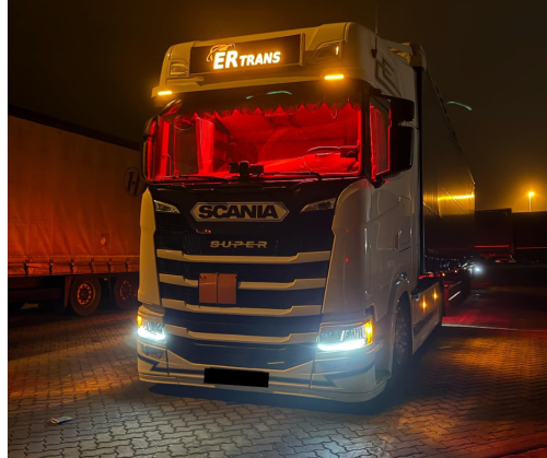 Reklamowy-neon-baner-dachowy-tir-ciężarówka