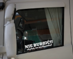 Naklejki na szybę "NIE BUDZIĆ CHYBA ŻE NA FLASZKĘ" (2 szt)