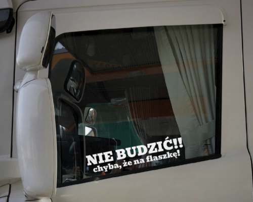 Naklejki na szybę "NIE BUDZIĆ CHYBA ŻE NA FLASZKĘ" (2 szt)