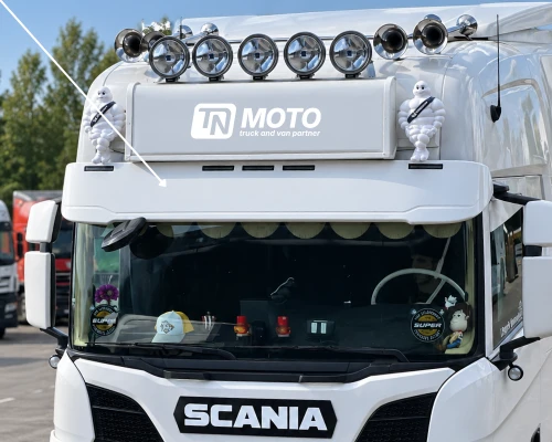 Osłona przeciwsłoneczna Classic (35cm) Scania R/S NG od 2016r. (wraz z zestaw montażowym)-z-wycięciami-na-5-świateł-obrysowych