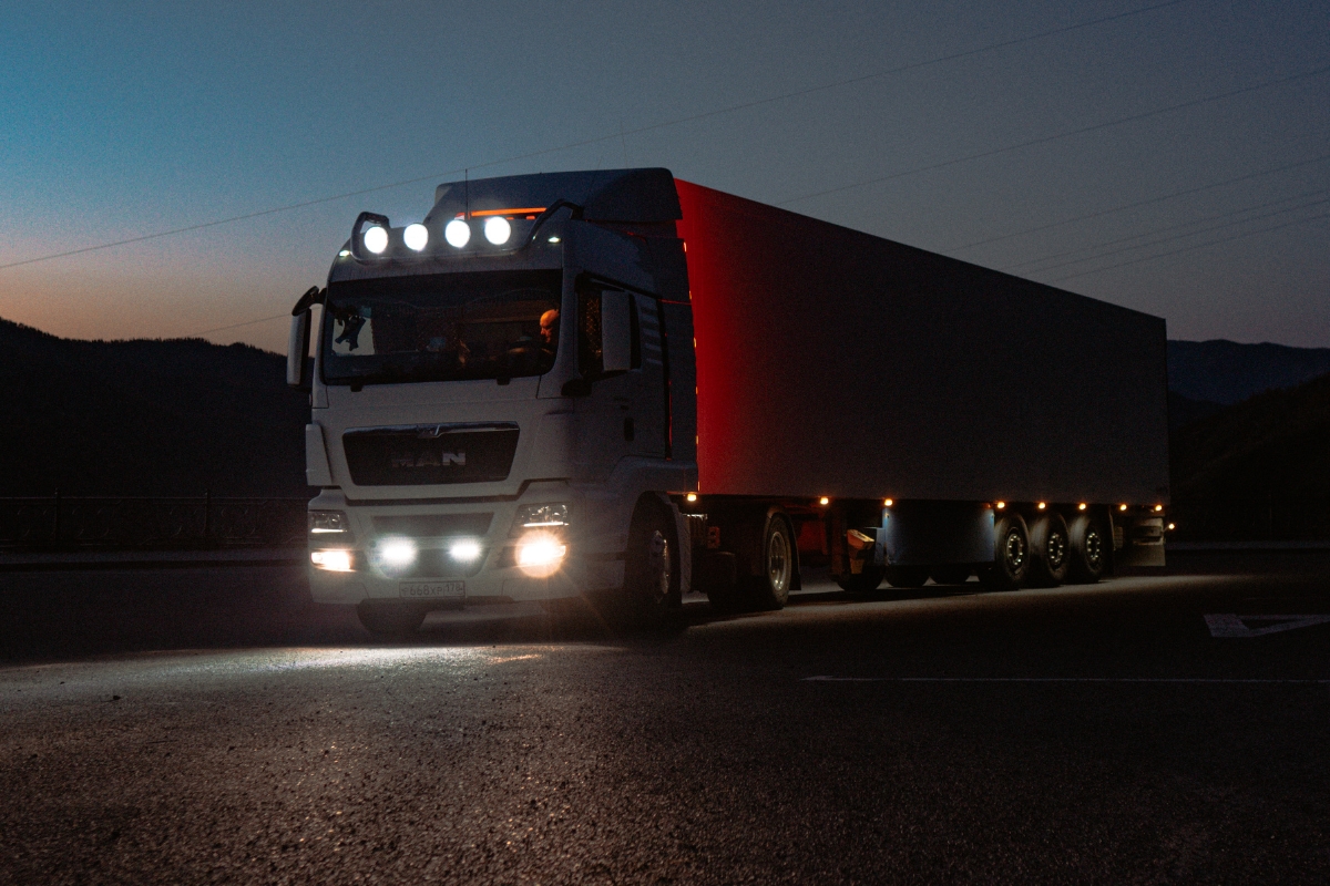 Lampy robocze w ciężarówce i dostawczaku – jak dobrać moc, kąt świecenia i zasilanie?
